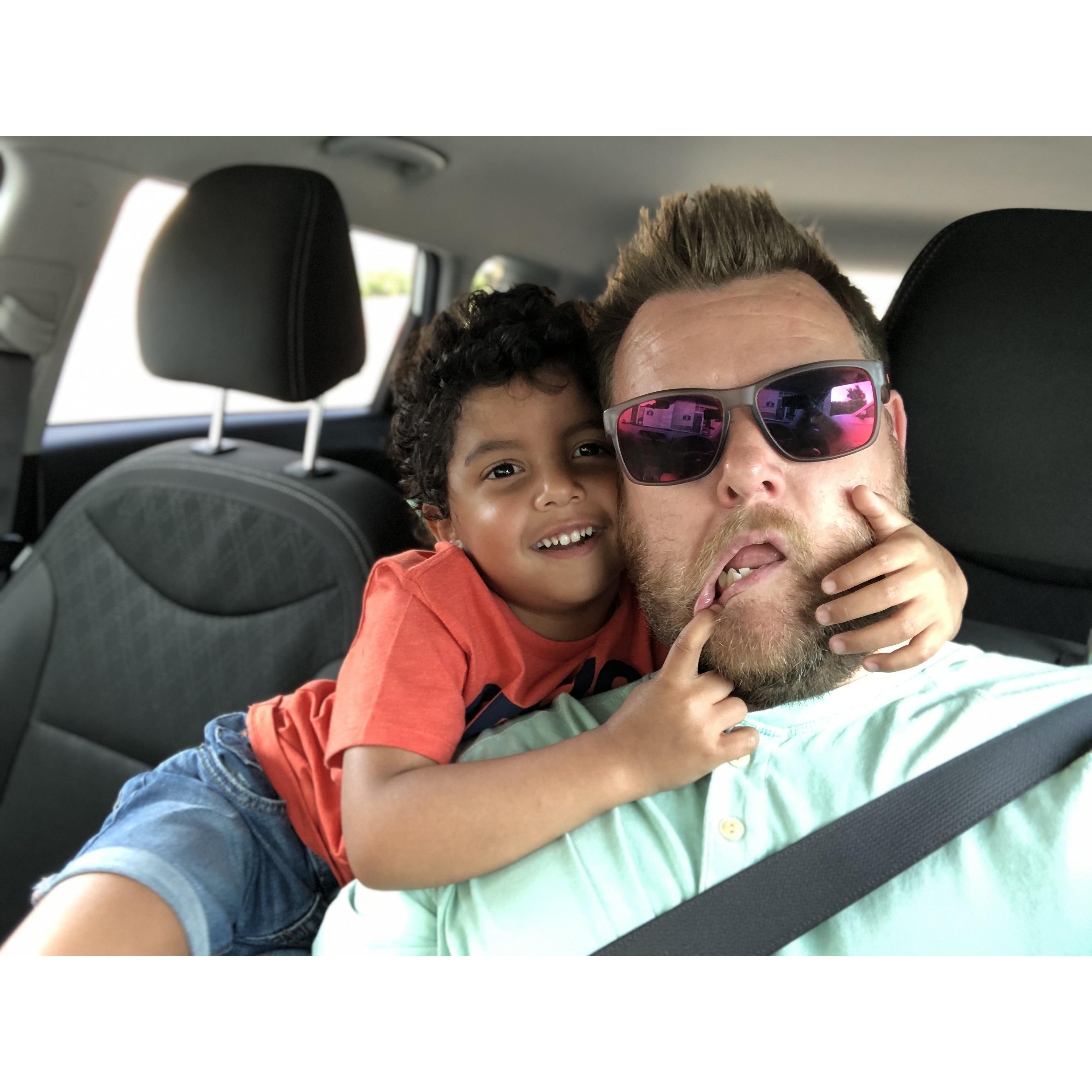 Uhhhh... Kevin was trying to take a selfie with Lucas to send to Mariana, but this is what we got. He's a funny boy!