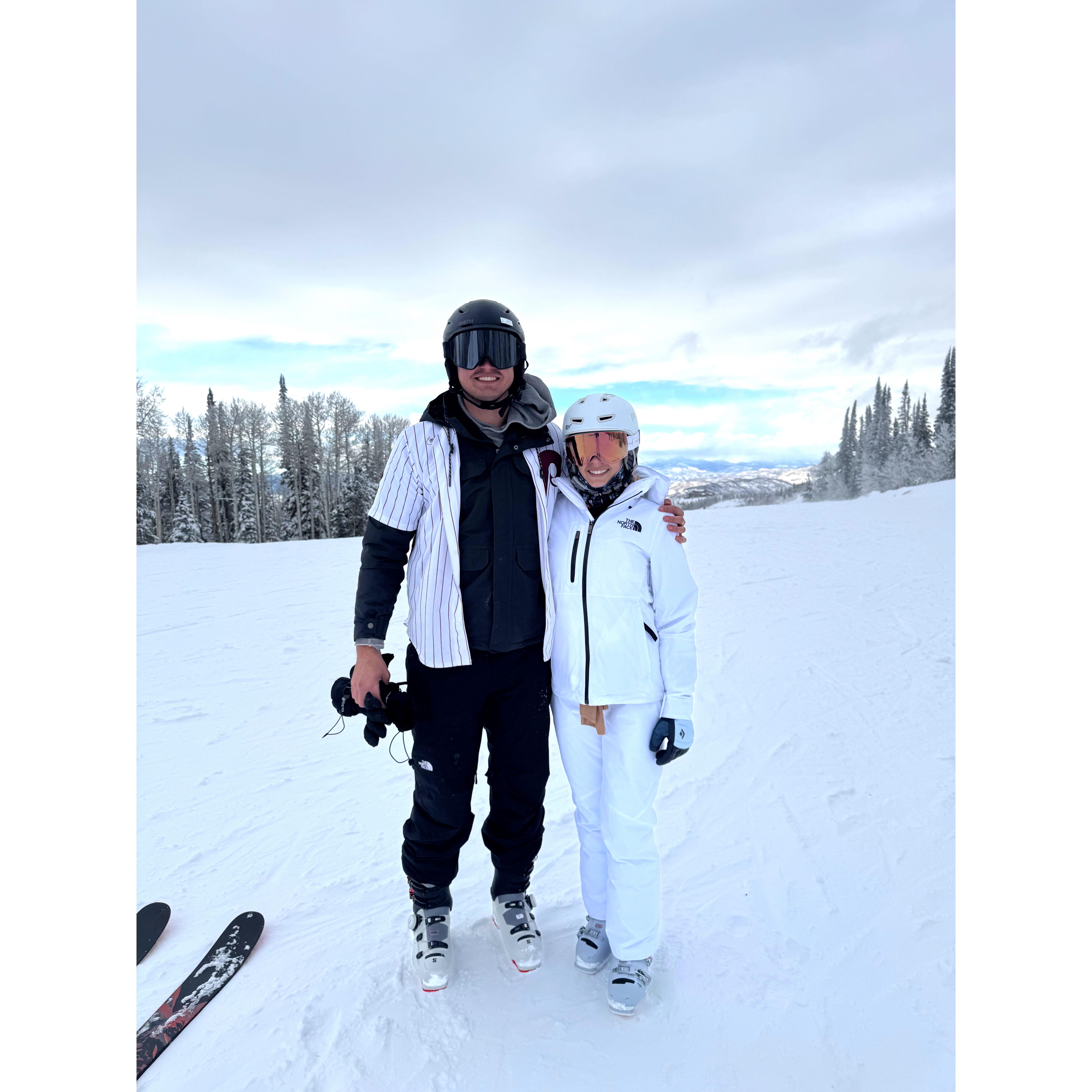 Tommy and Katelyn love spending the holidays in Colorado — Tommy’s all about the slopes, and Katelyn tries to ski… but really shines in the après-ski and lodge life department.