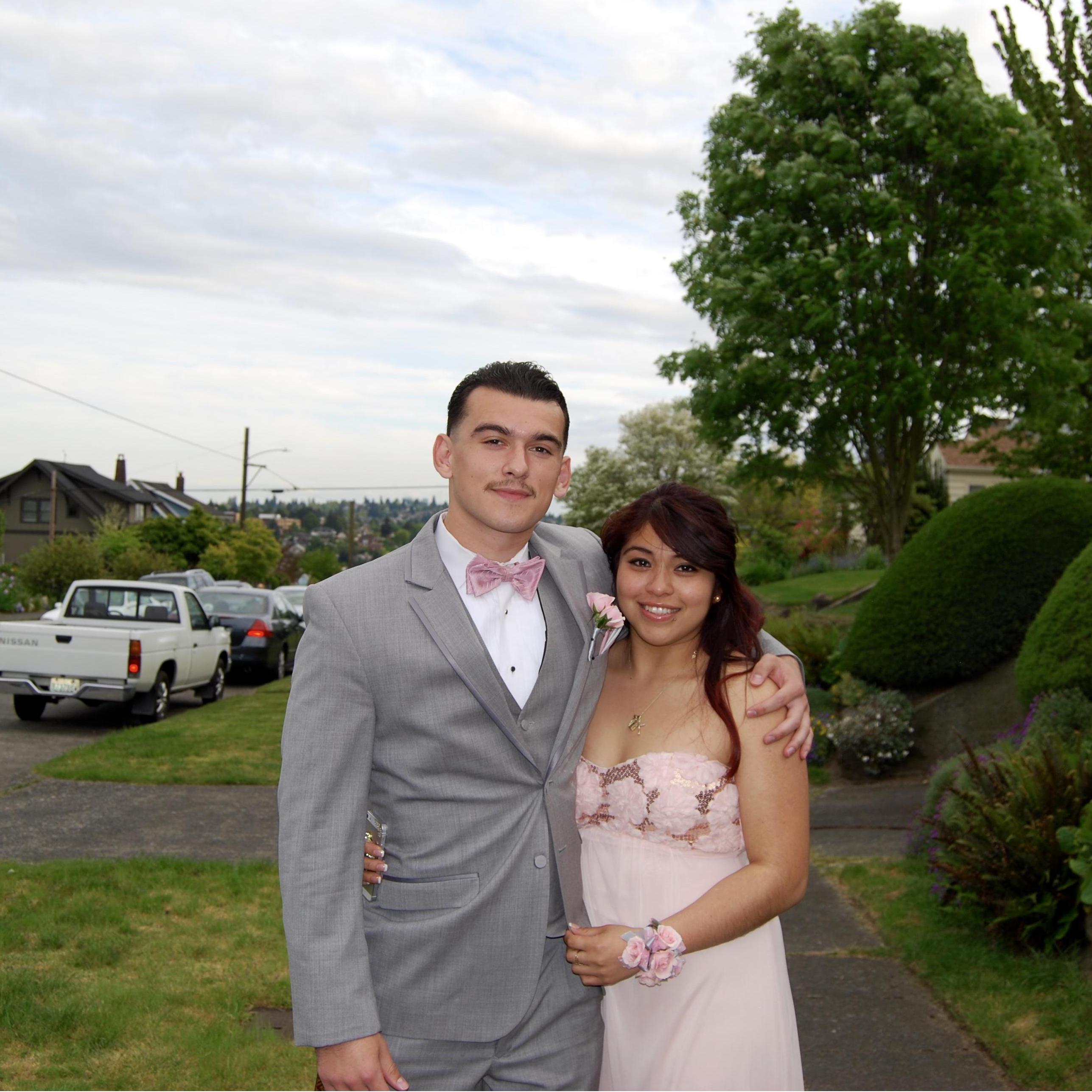 O'Dea High School Senior Prom.
____________________________________
Prom de O’Dea High School, la escuela de Joey.
