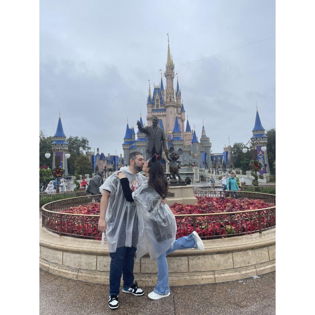 Magic, love, and a little castle kiss.
Magia, amor y un pequeño beso frente al castillo.