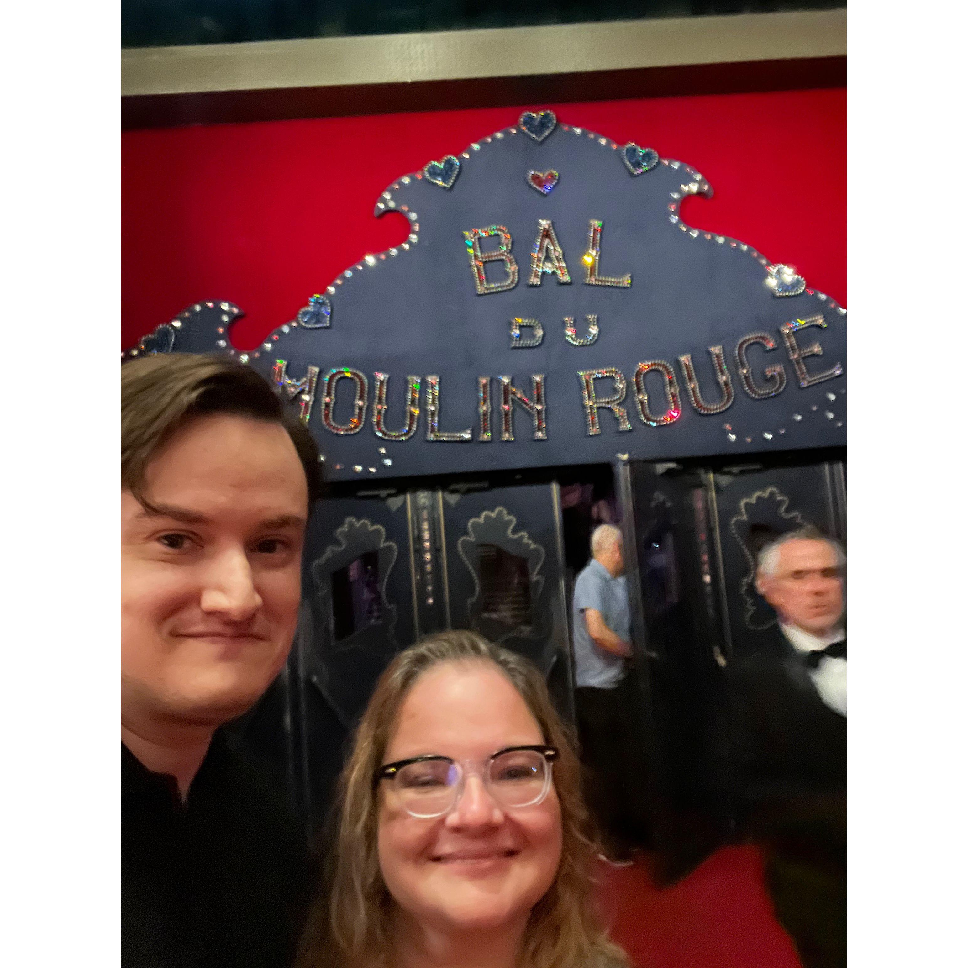Selfie with a glitzy sign that says: Bal du Moulin Rouge.