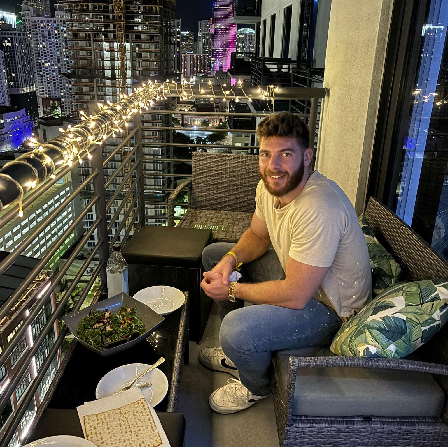 This photo is from their 2nd date: a spontaneous Shabbat dinner on Allison’s balcony. Their busy schedules delayed their first date for over a month, but once they met, the connection was effortless!