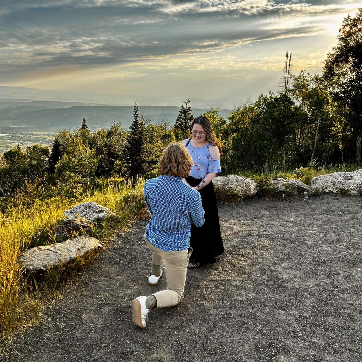 The proposal look at that posture 🙂‍↕️