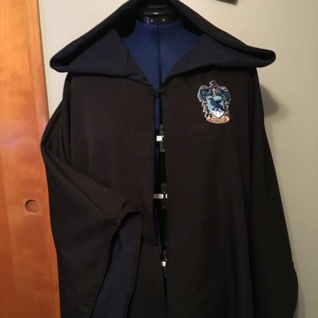 High Quality Hogwarts Cloak/Robe with embroidered seal. (Any house you would like in book or movie version) NOW OFFERING POCKETS