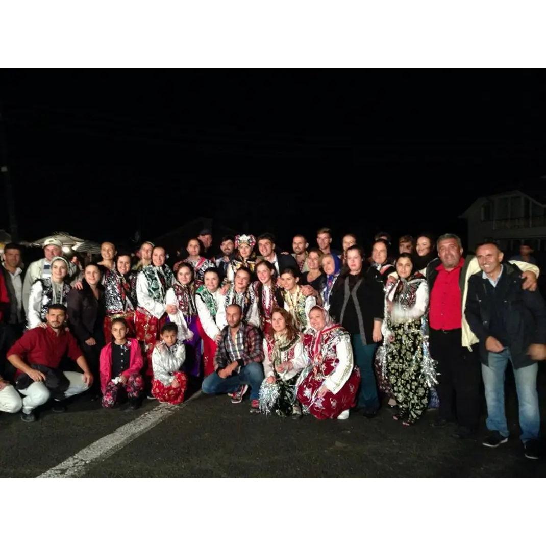 And it is usual to take a group picture at the end of the traditional wedding night, when everyone looks their best, sweaty and tired of dancing.