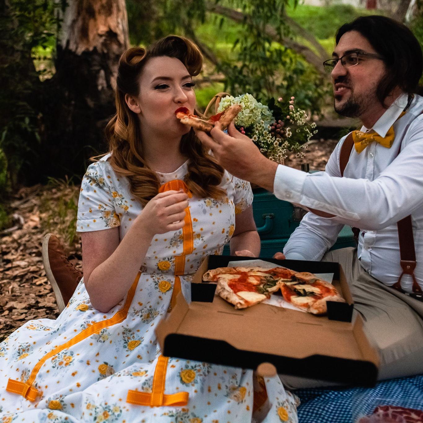 Pizza is very important to us.

La pizza è molto importante per noi.