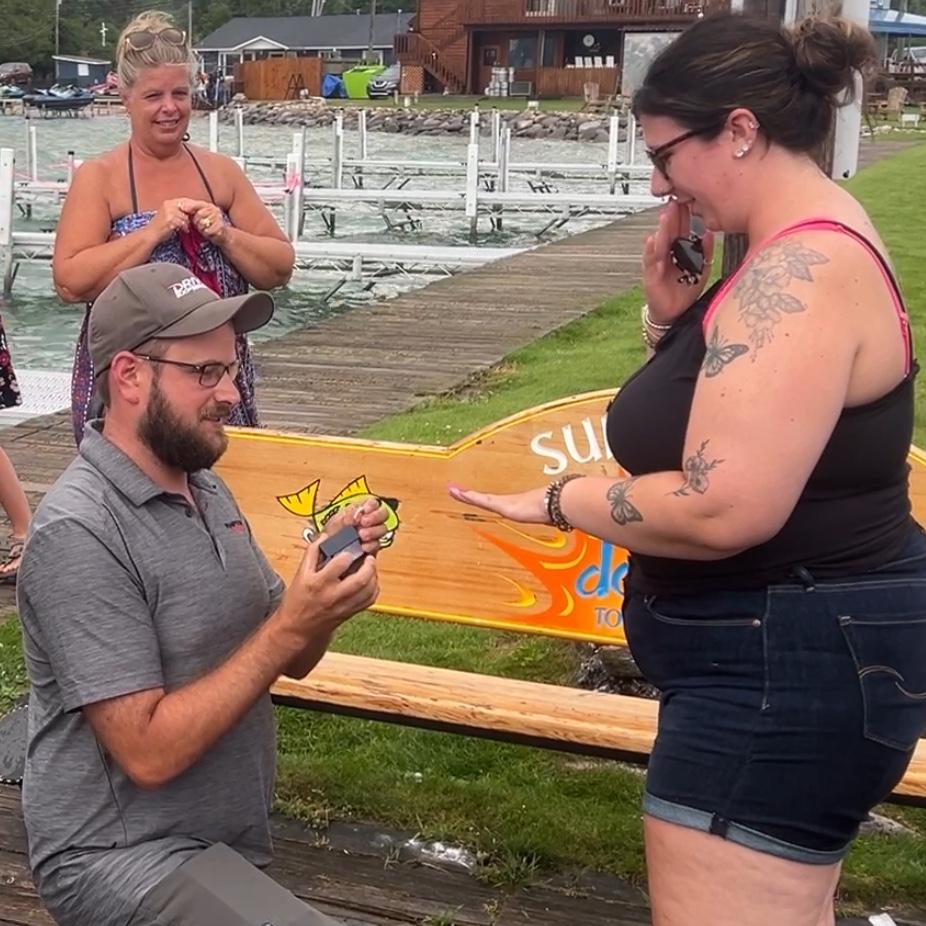 Ahhh!! He popped the question!💍