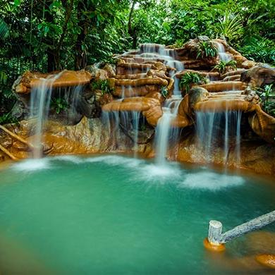 Arenal volcano hike to hot springs