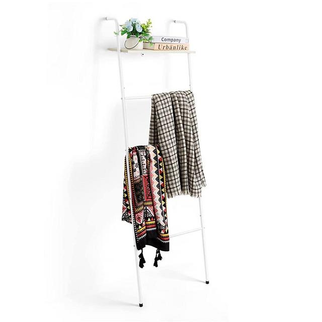 Blanket Ladder Wall Leaning Blanket Holder with Wood Shelf, Farmhouse Towel Ladder 5 Tier Metal Blanket Rack Decorative Ladder for Living Room Bathroom Rustic White