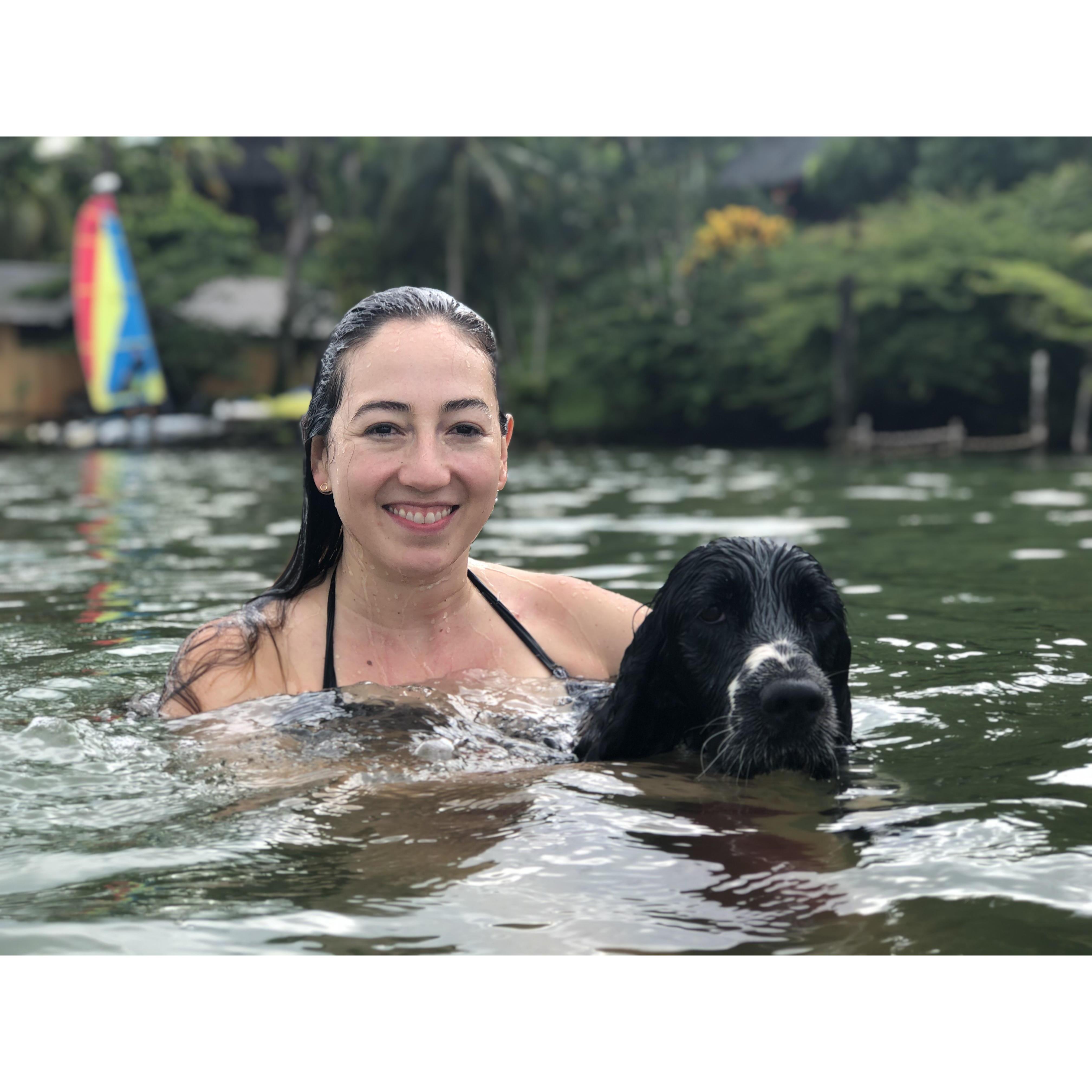 Después de mucho soborno, finalmente  Emma (aka la negra) aprobó a Ana...