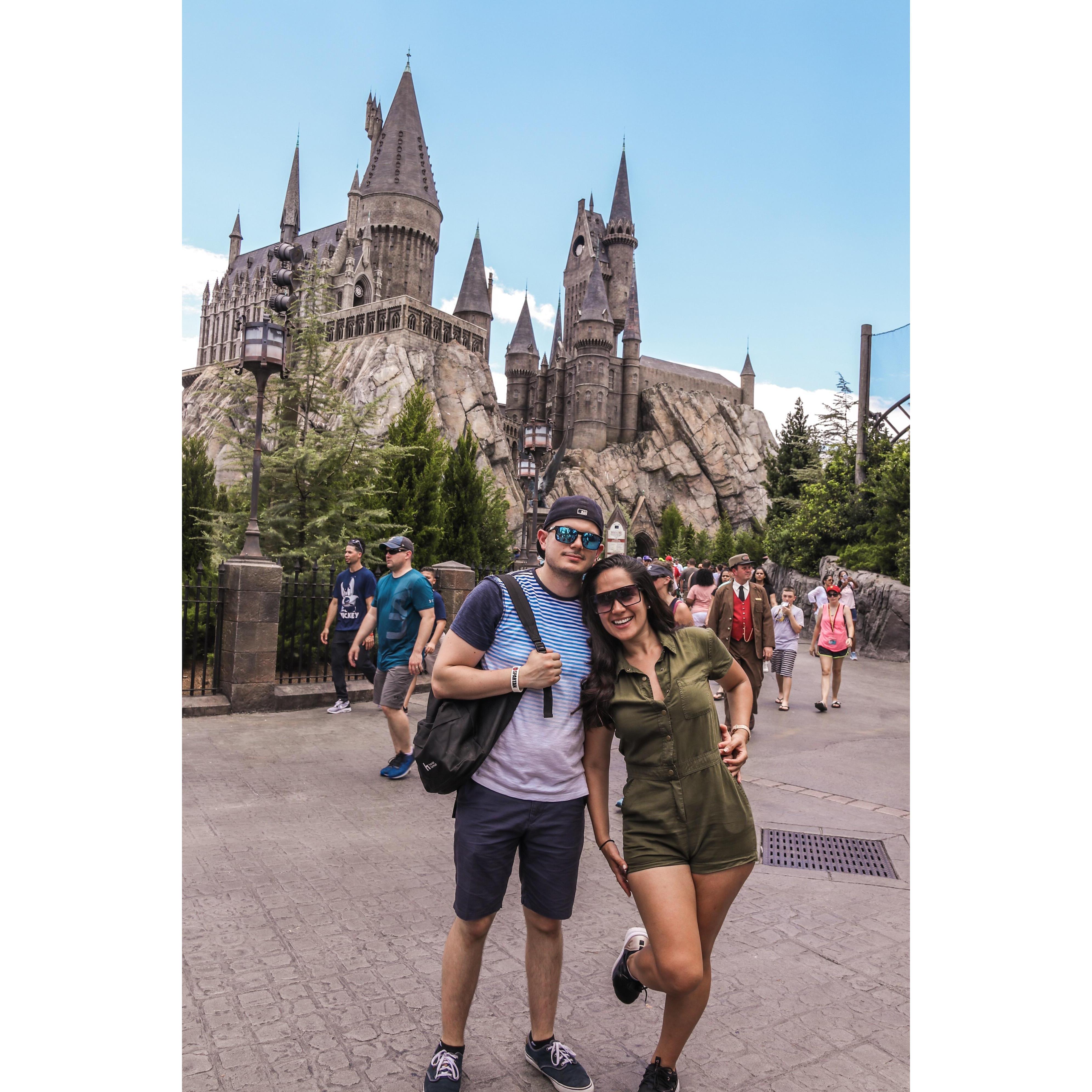 Jon's first time at Universal Studios and The Wizarding World of Harry Potter. We are both fans of Harry Potter. / Ambos somos fanáticos de Harry Potter