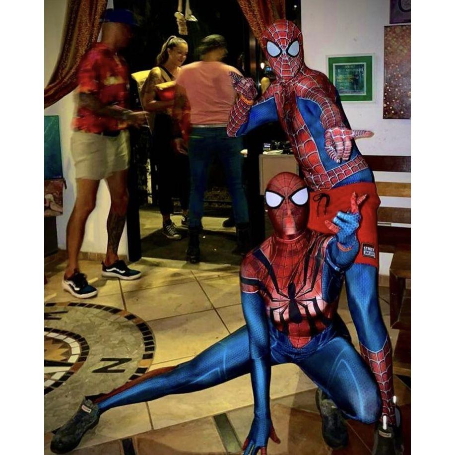 Dancing and playing all night as the spider couple at the famous ELCHIVO halloween party !