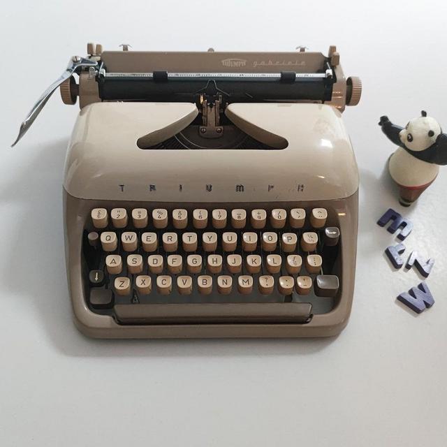 Original Triumph Gabriele Typewriter [SERVICED]