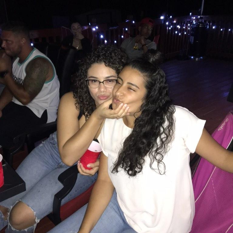 As always Ashley spilled her drink on me this night 🙄😂.