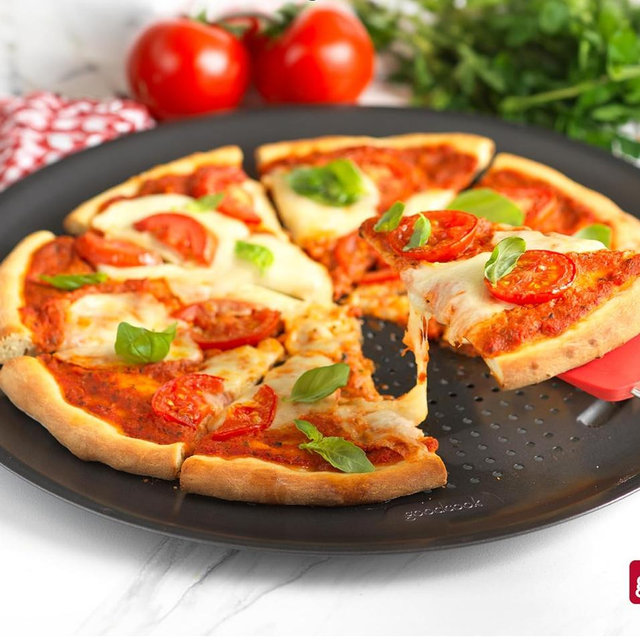 GoodCook AirPerfect Nonstick 16” Pizza Pan – Pizza Tray for Oven, Perforated Round Pizza Pan, Carbon Steel Baking Pan, Homemade, Frozen & Leftover Slices