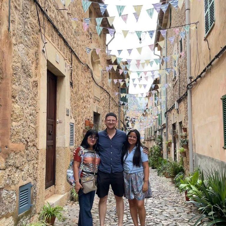 Im August 2024 zogen wir nach Berlin und bekamen Besuch von Lucias Mum. 💛 Jonny wollte mehr „deutsche Kultur“ – also ging’s nach Mallorca, wo wir zwei Nächte im Auto verbrachten. 🚗