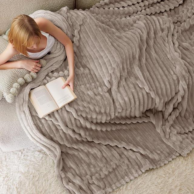 Bedsure Mocha Meringue Fleece Blanket for Couch - Super Soft Cozy King Blankets for Women, Cute Small Blanket for Girls, 108x90 Inches