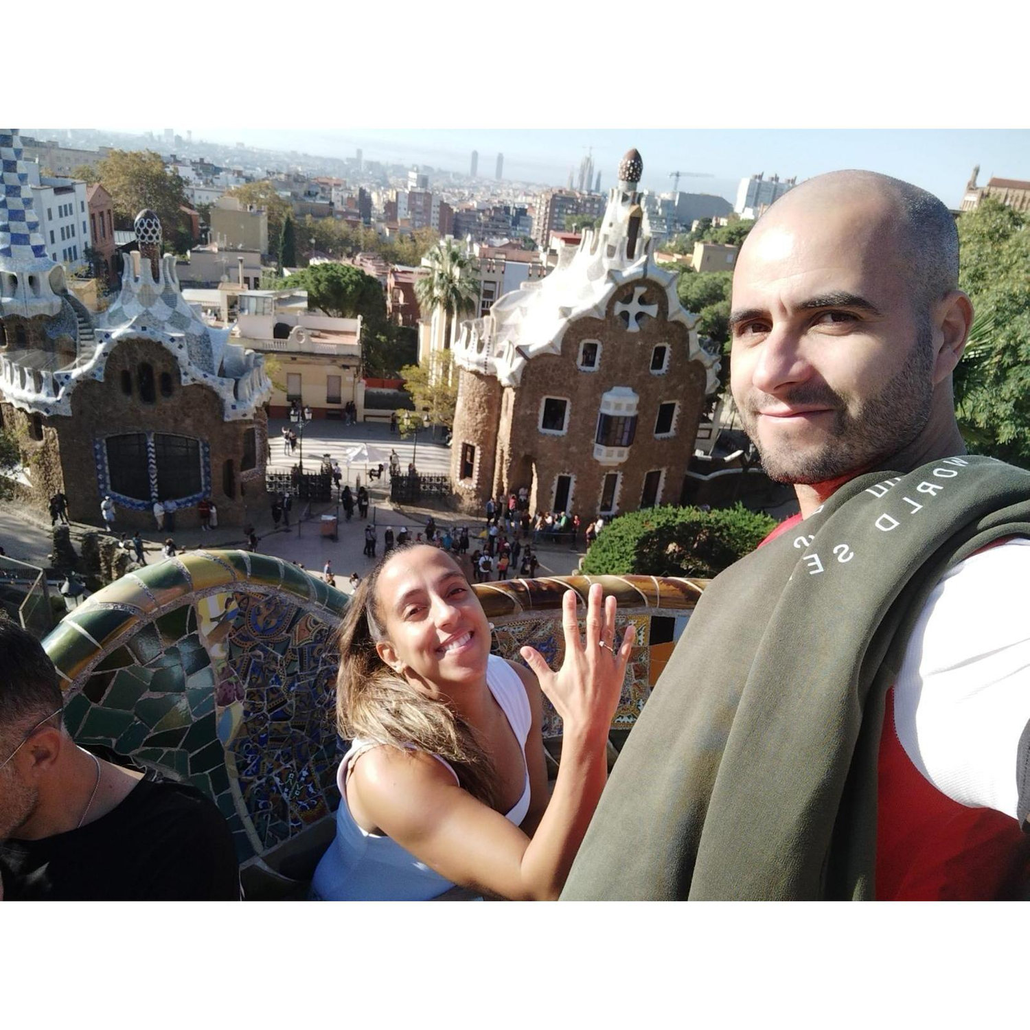 No Parque Güell, em Barcelona, não podia faltar a fotografia com o anel de noivado