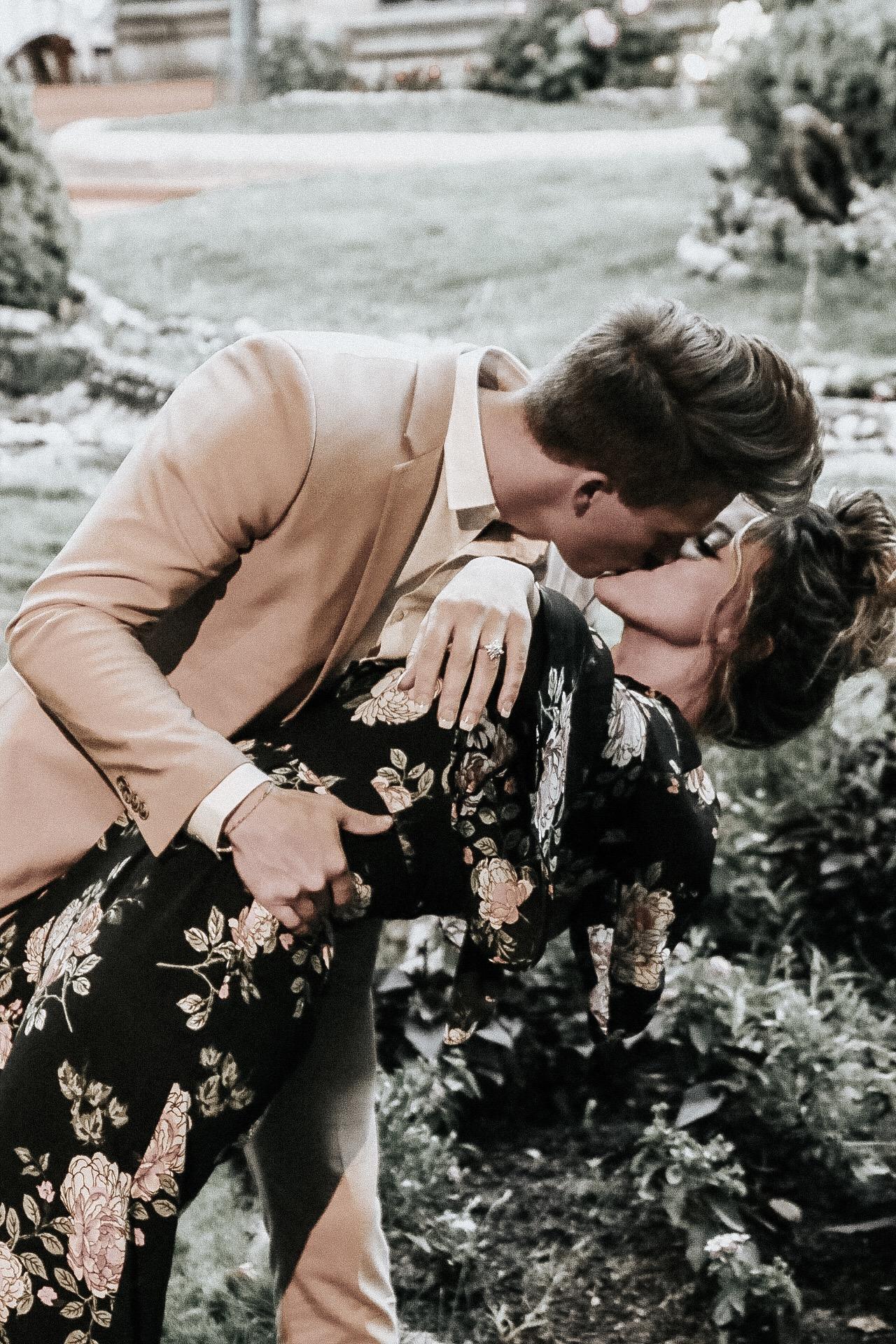 The Wedding Website of Raegan Robertson and Austin Hunsaker