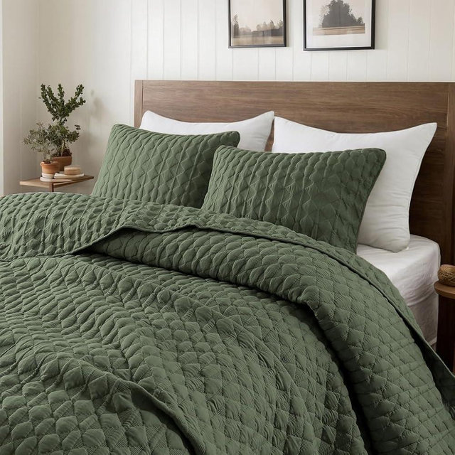 WDCOZY Olive Green Quilts Queen Size Bedding Set with 2 Pillow Shams, Lightweight Soft Full Bedspread Coverlet, Thin Comforter Bed Cover for All Season, 3 Pieces, 90x90 inches