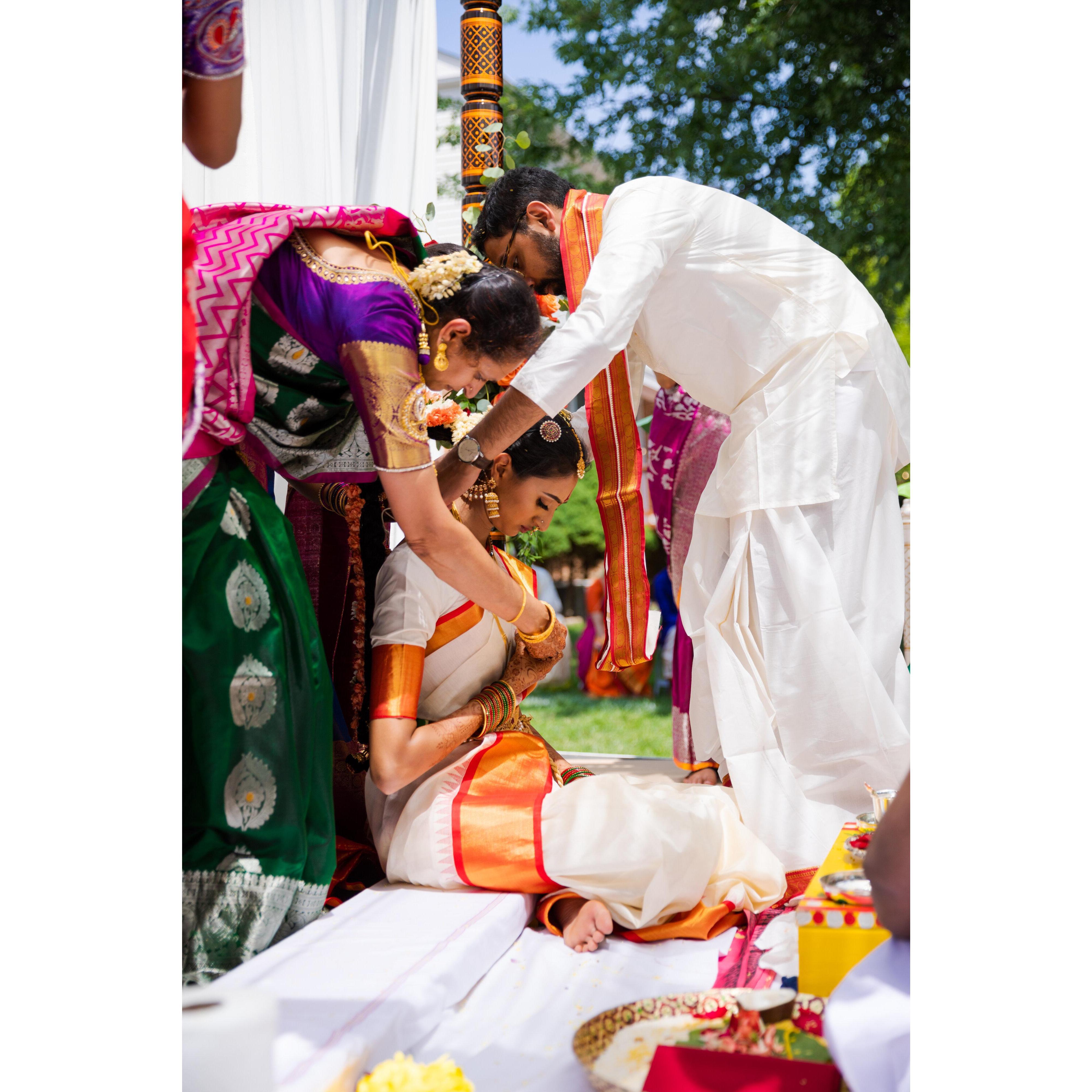 Madhav tying the mangalasutram on Annapurna