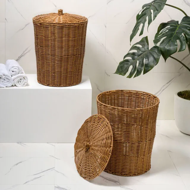 happimess Ollie Coastal Contemporary Resin 4.7-Gallon Tapered Round Wicker Wastebasket with Lid, Brown