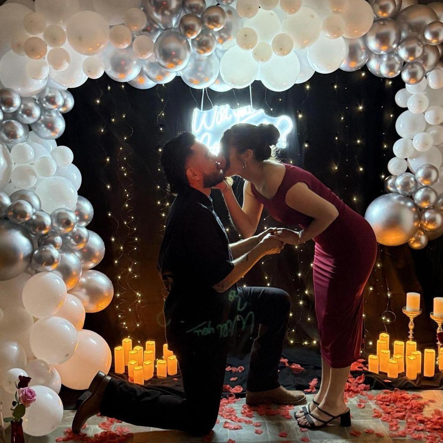 The night Michael proposed. Engaged. In love. In awe of this moment. La noche en que Michael propuso matrimonio. Comprometidos. Enamorados. Asombrados de este momento.