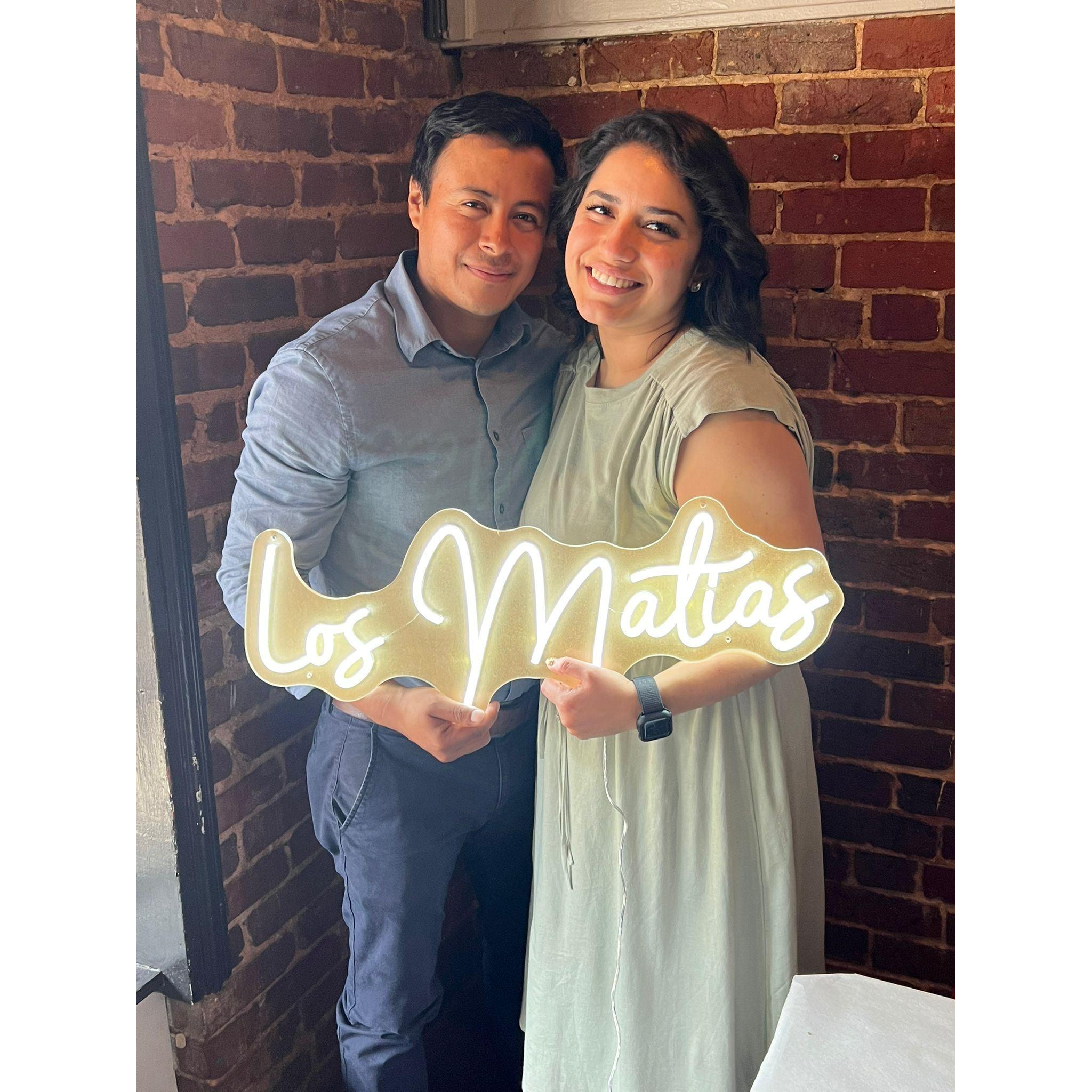A picture with our first gift as a couple 🤍
Una foto con nuestro primer regalo como pareja 🤍