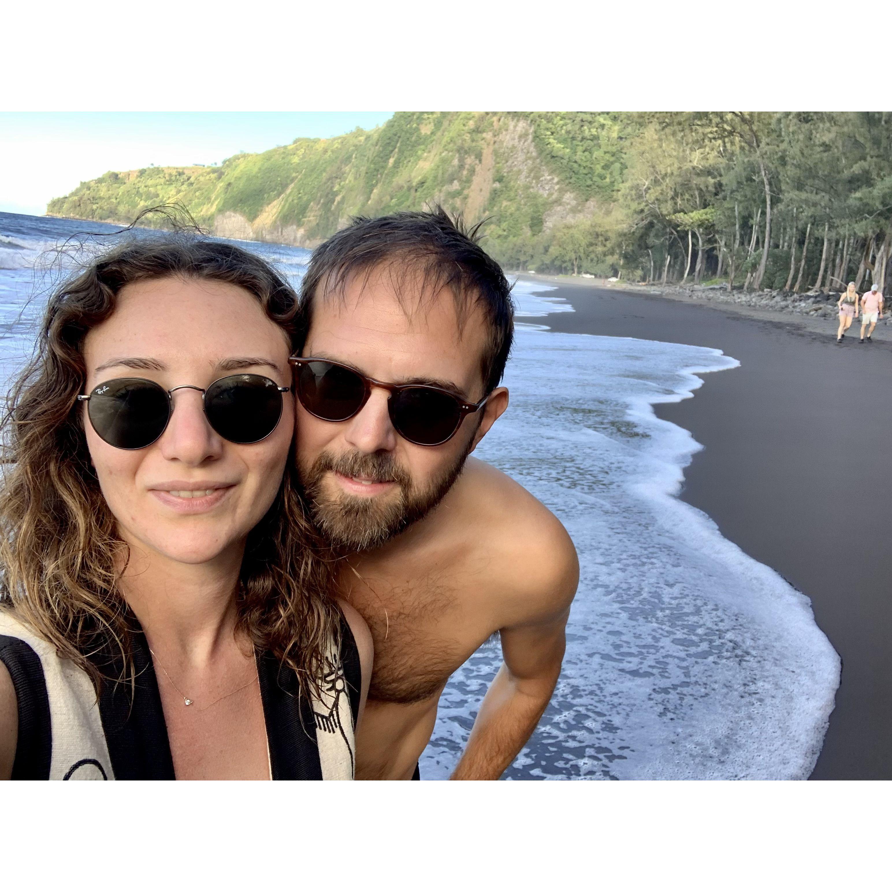 Den svarta stranden i Waipio valley på ön Hawaii
