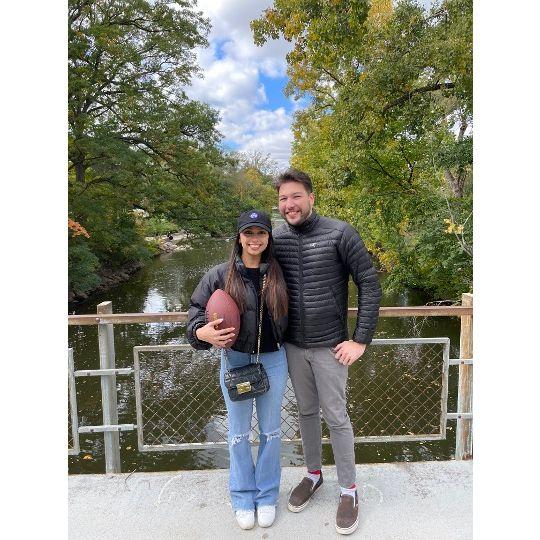 De no saber nada a ser toda una experta—gracias a Noah, Ceci ahora sabe de fútbol americano