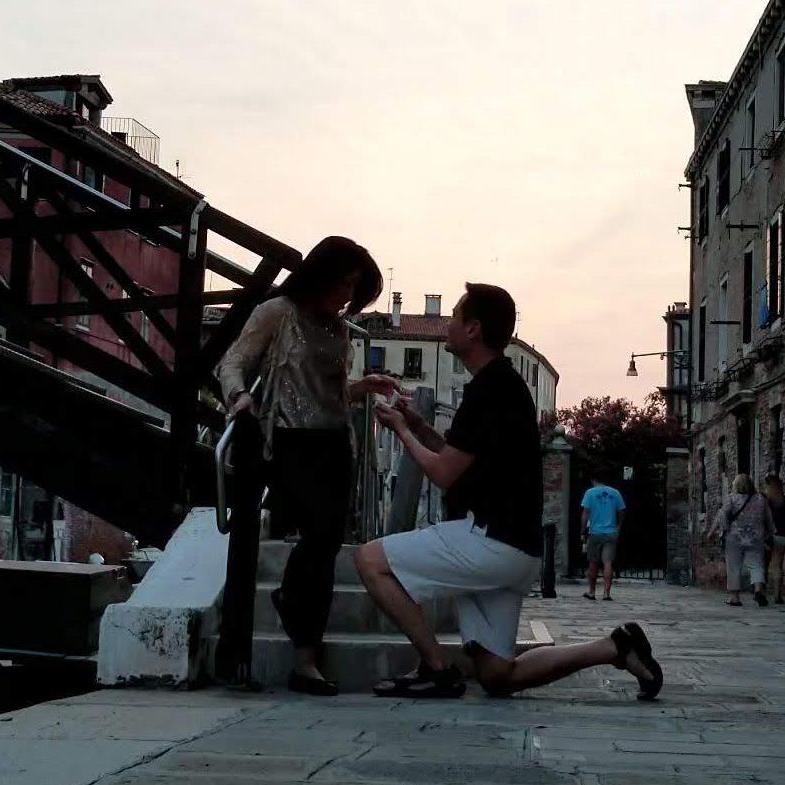 The moment I proposed. She was totally surprised.
El momento que propuse. Ella estaba totalmente sorprendida.