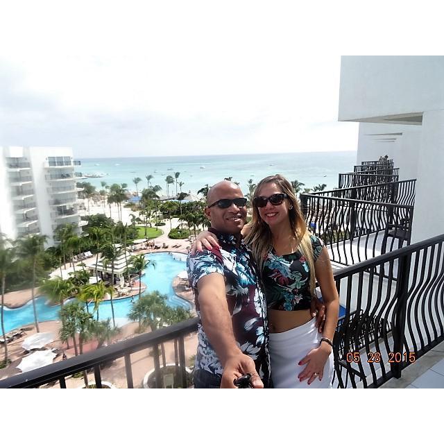 Celebrating our first anniversary in Aruba.
Comemorando nosso primeiro ano de namoro en Aruba.
Celebrando nuestro primer aniversario en Aruba.