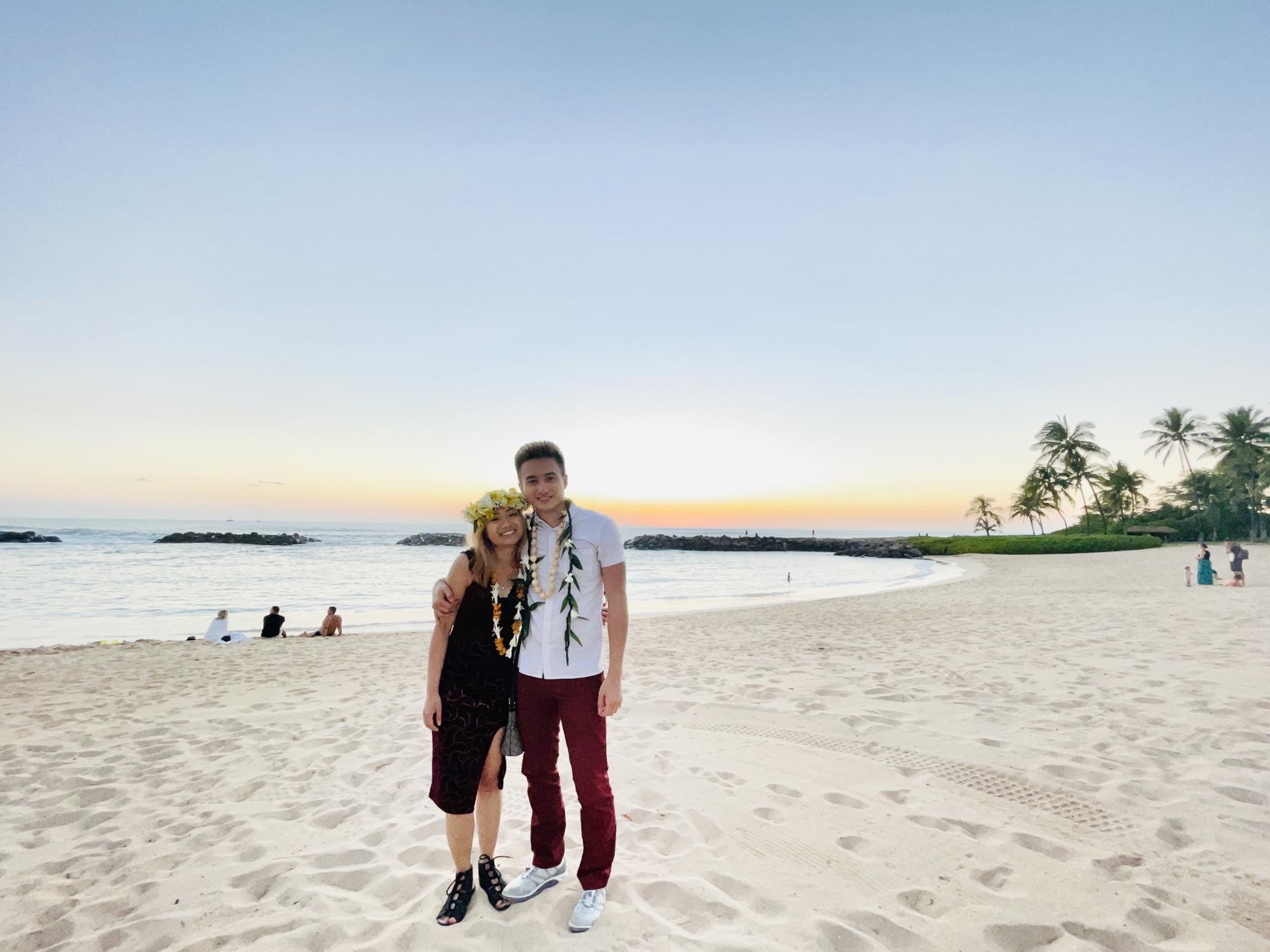 Ko'Olina Lagoon sunset pictures before eating at Roy's