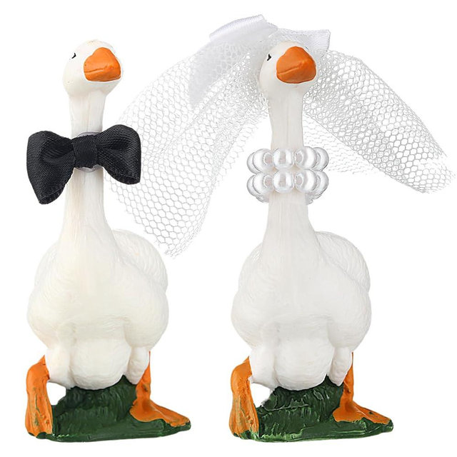 Honeydak Goose Couple Wedding Cake Topper Handmade Goose Figurines Animals Figures Decoration for Wedding Cake Ornament, Bride & Groom Engagement Anniversary, Funny Couple Statue Desk Decoration