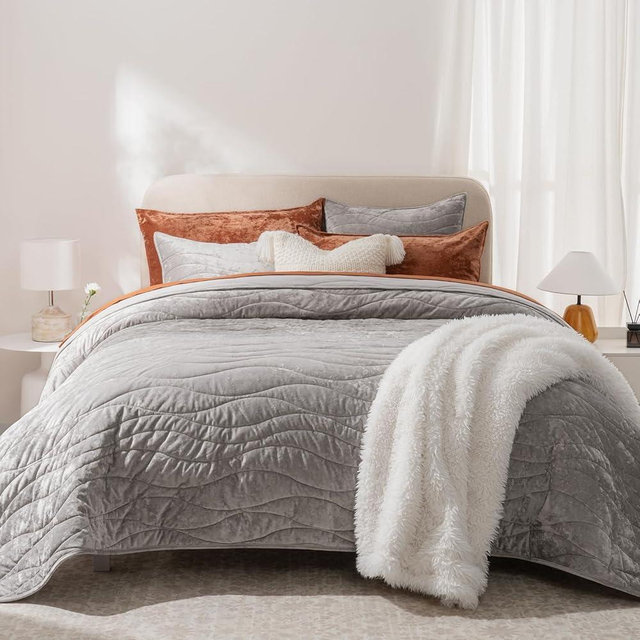 EVERGRACE Luxury Velvet Quilt Queen Size, Ultra Soft Wave Crushed Velvet Bedding Set, Lightweight Quilted Comforter Set for All Season, Oversized Bedspread Coverlet with 2 Shams, Silver Gray