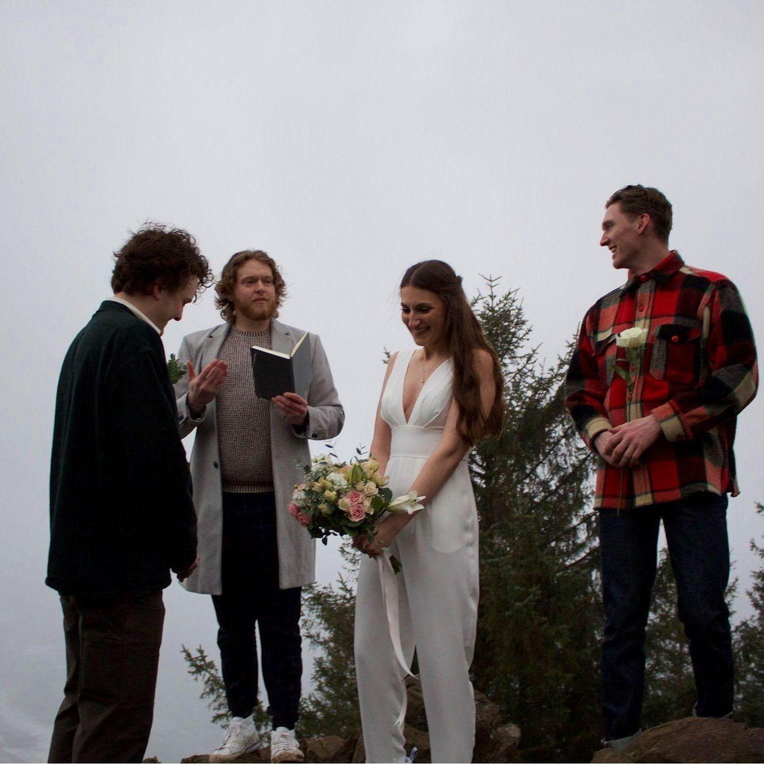 Our officiant/bff Sam starting the ceremony with MOH Quinn next to Ash :)