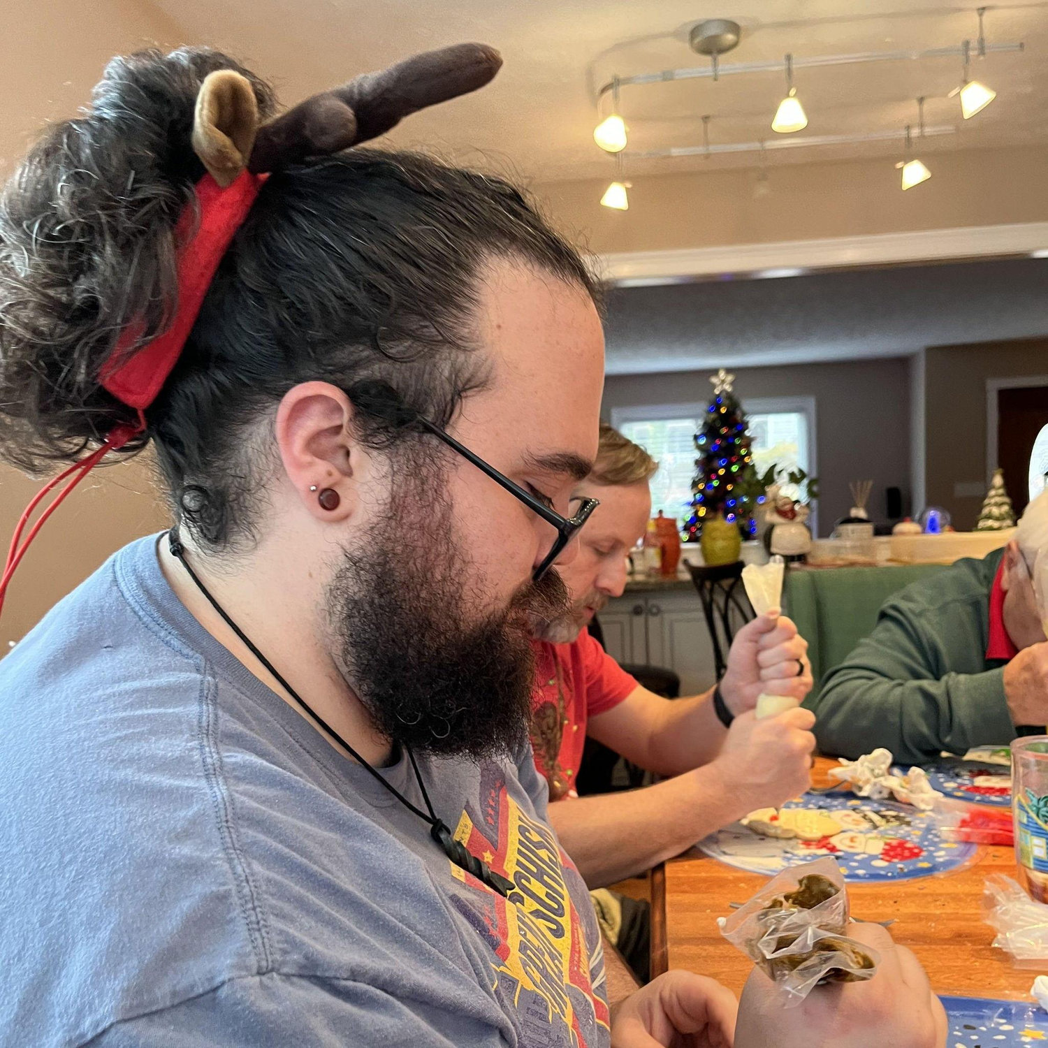 Decorating Christmas cookies
