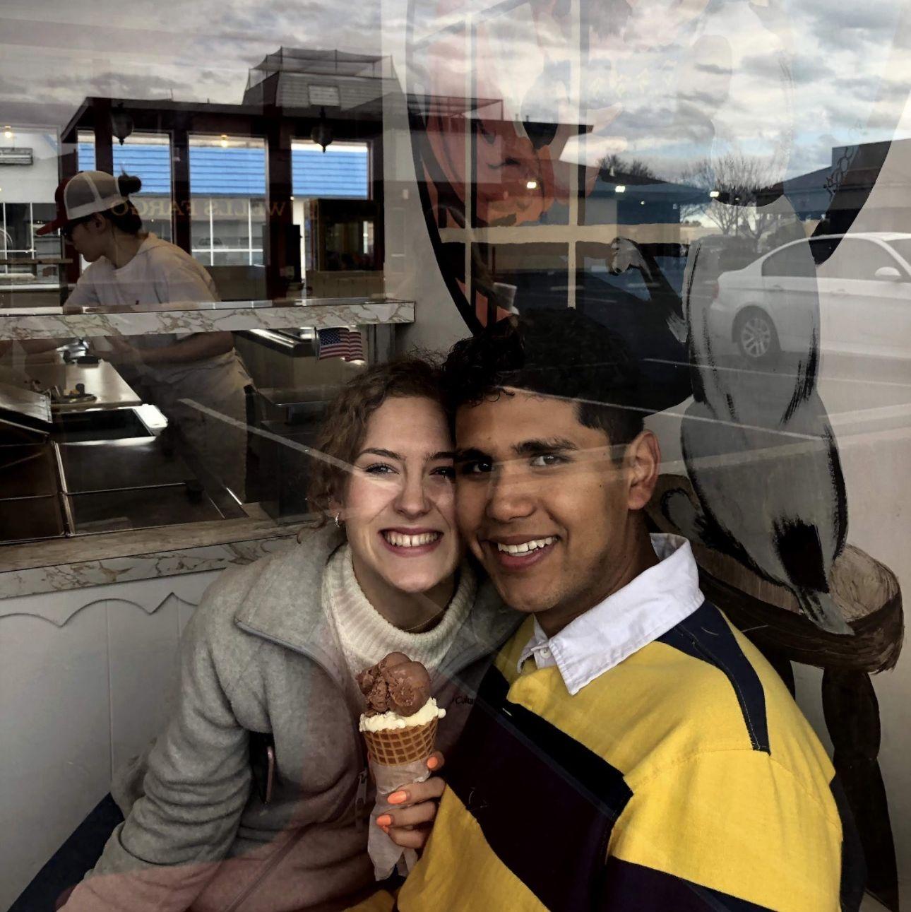 A date at Brock's Ice Cream / Una cita en Brock's Ice Cream (2020)