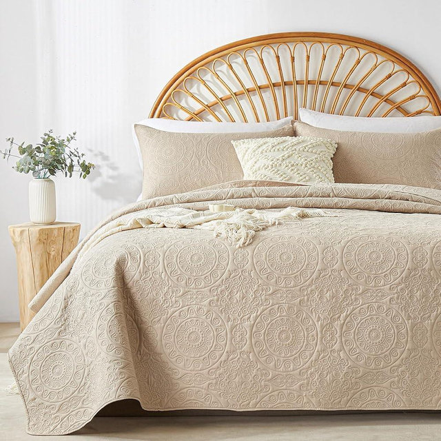 WURUIBO Beige Quilt Set King/Cal King Size, Embossing Microfiber Bedspreads with Pillow Sham, Ligthweight Breathable Thin Coverlet, Reversible Bedding Set for All Season (1 Quilt, 2 Pillow Shams)