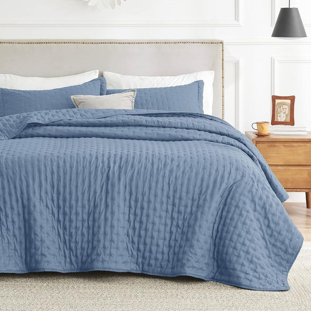 Bedsure Queen Quilt Bedding Set - Soft Ultrasonic Full/Queen Quilt Set - Clover Bedspread Queen Size - Lightweight Bedding Coverlet for All Seasons (Includes 1 Mineral Blue Quilt, 2 Pillow Shams)