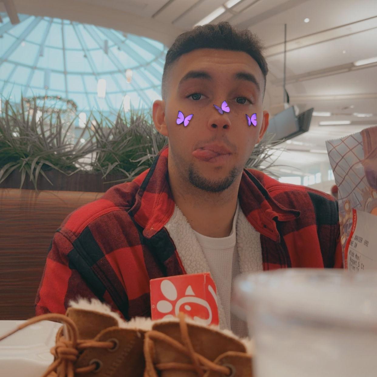 Dates at the mall while the kids play !