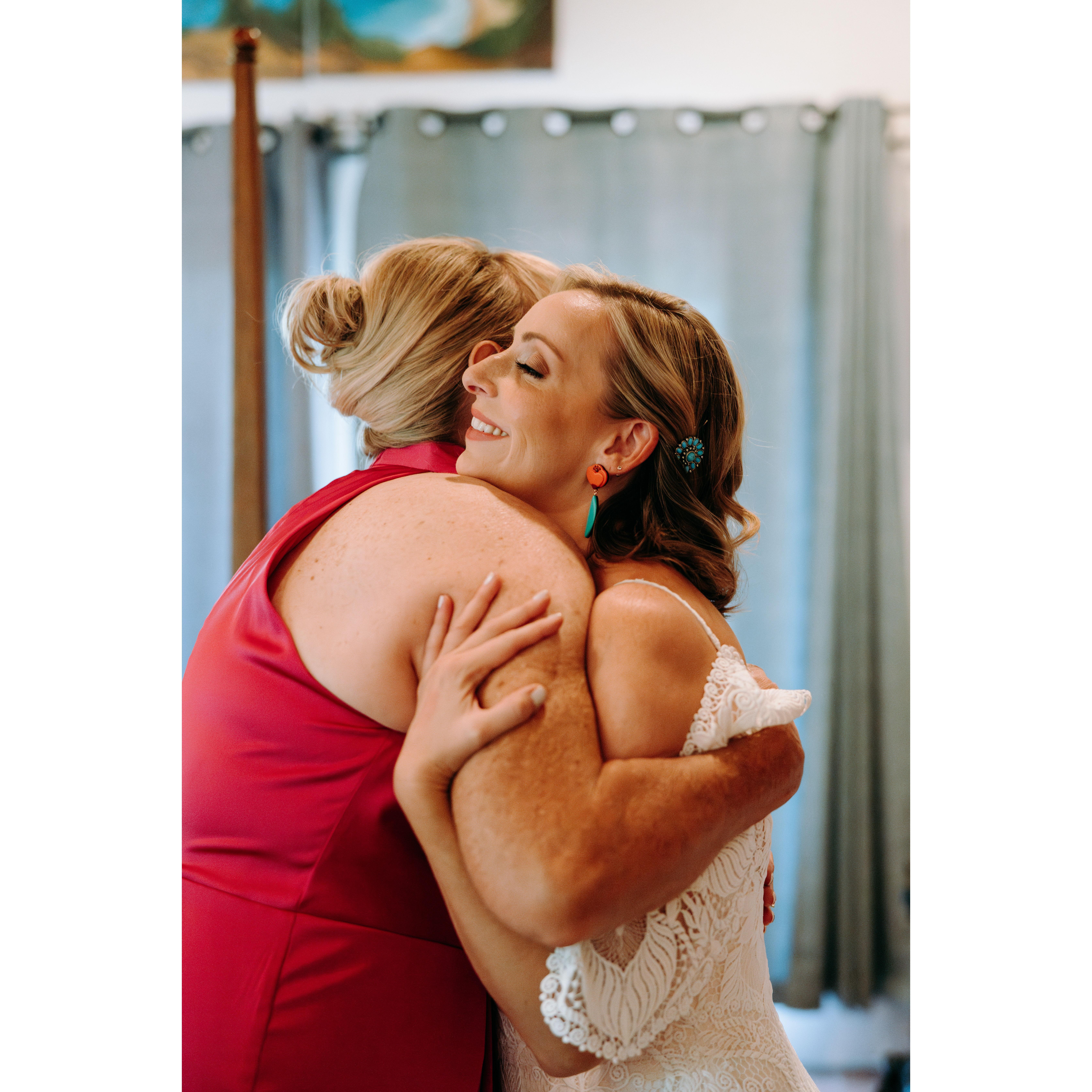 Debi (Jenn's Mom) and Jenn hug before the ceremony