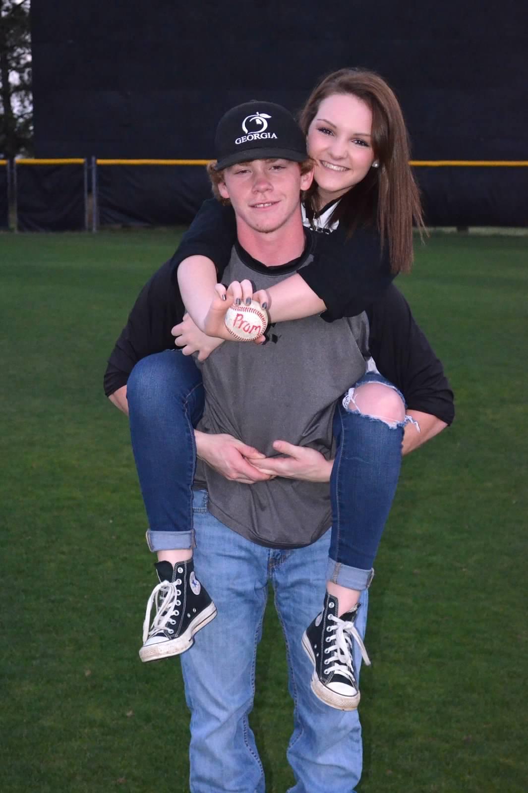 Austin asked sydney to Prom 📸