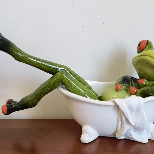VVGIFTS Frog Figurines Decor Funny Cute Craft Resin Frog Sculpture Statue for Home Office Desk Tabletop Bathroom Decoration, Ornament Gift (Frog Lying in Bathtub)