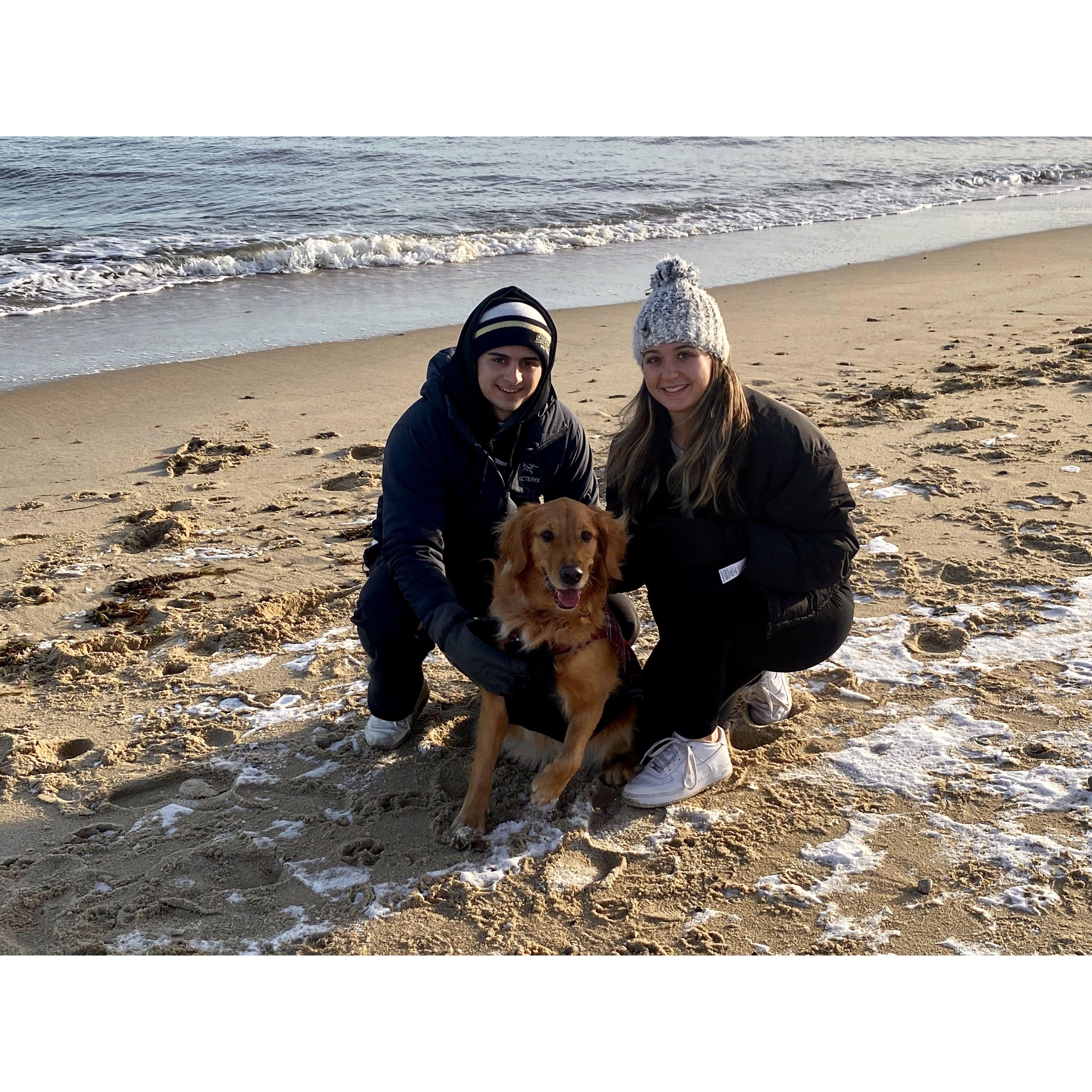 2022 - Christmas walks to the beach with Khloe!