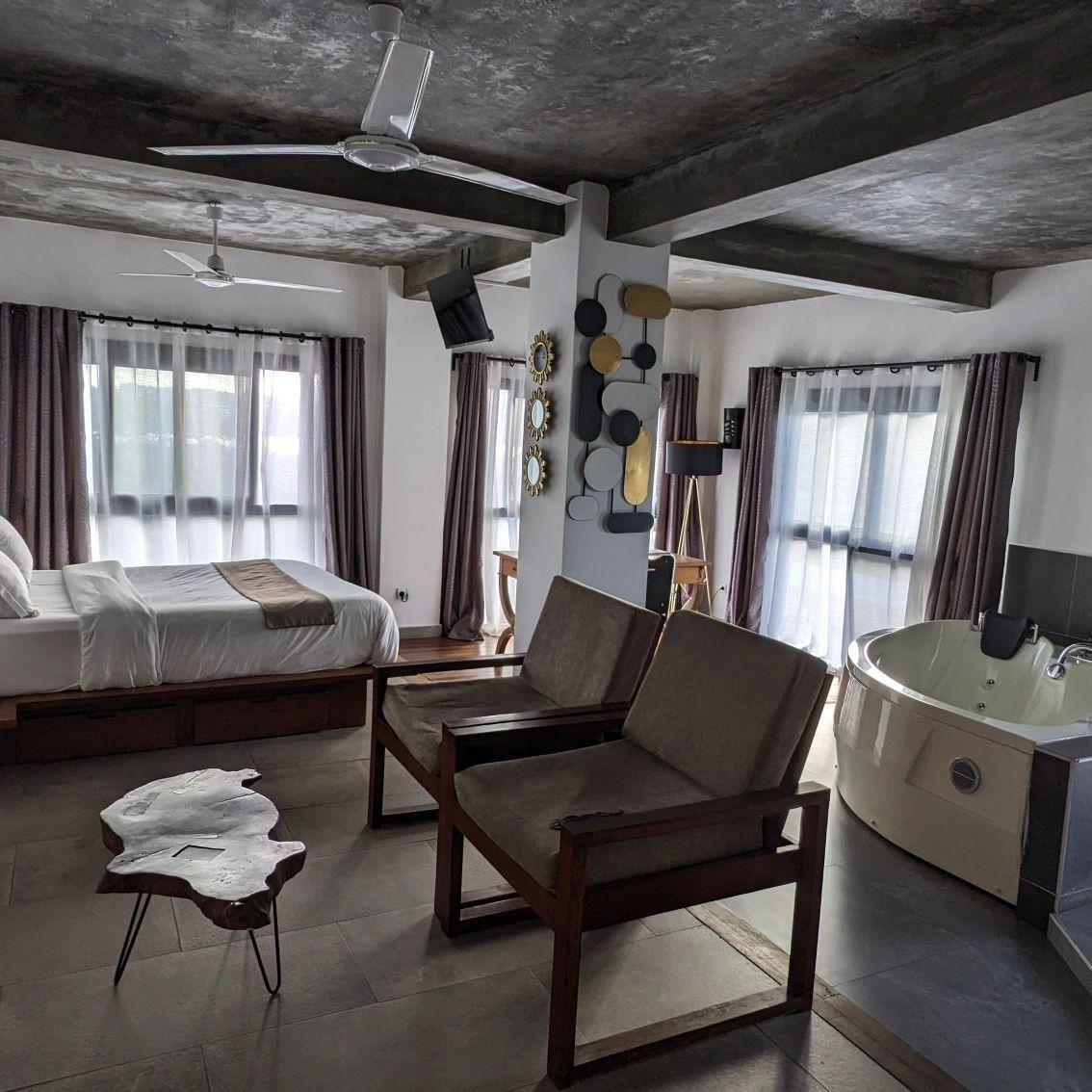 Large Room with bathtub