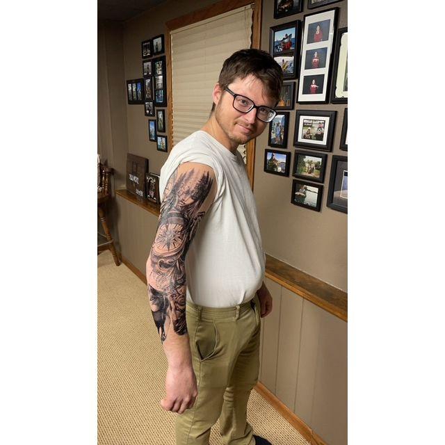 Look at those tat's..