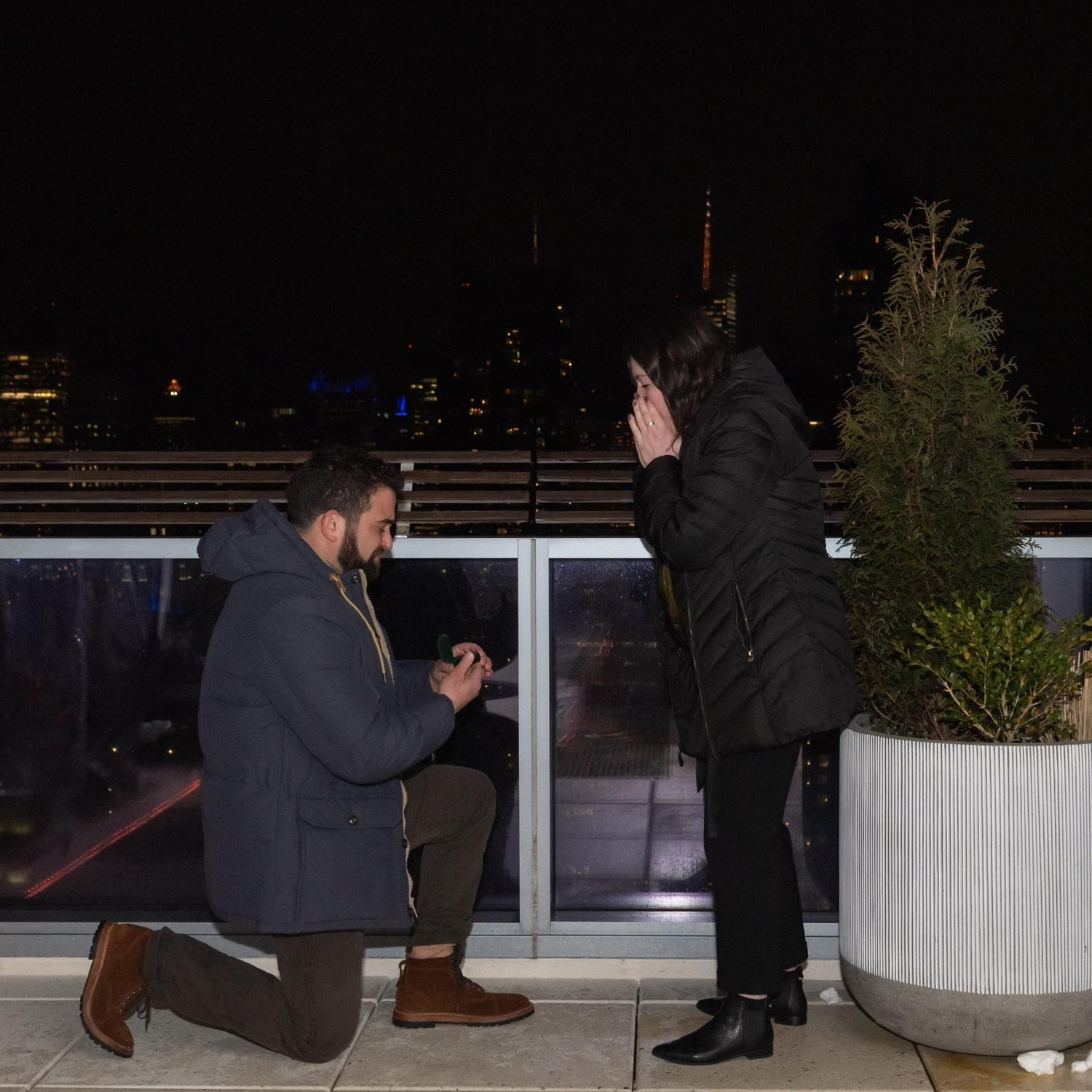Omg omg omg omg omg Ross is proposing and Julie is hyperventilating!