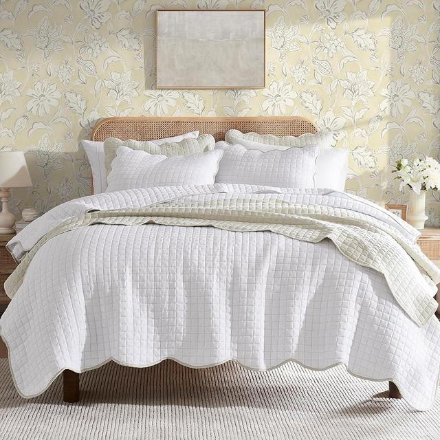 WDCOZY White Queen Size Quilt Bedding Set, Beige Scalloped Farmhouse Country Rustic Lightweight Soft Coverlet for All Season, Cute Cozy Kantha Pick Stitch Bedspread, 2 Pillow Shams