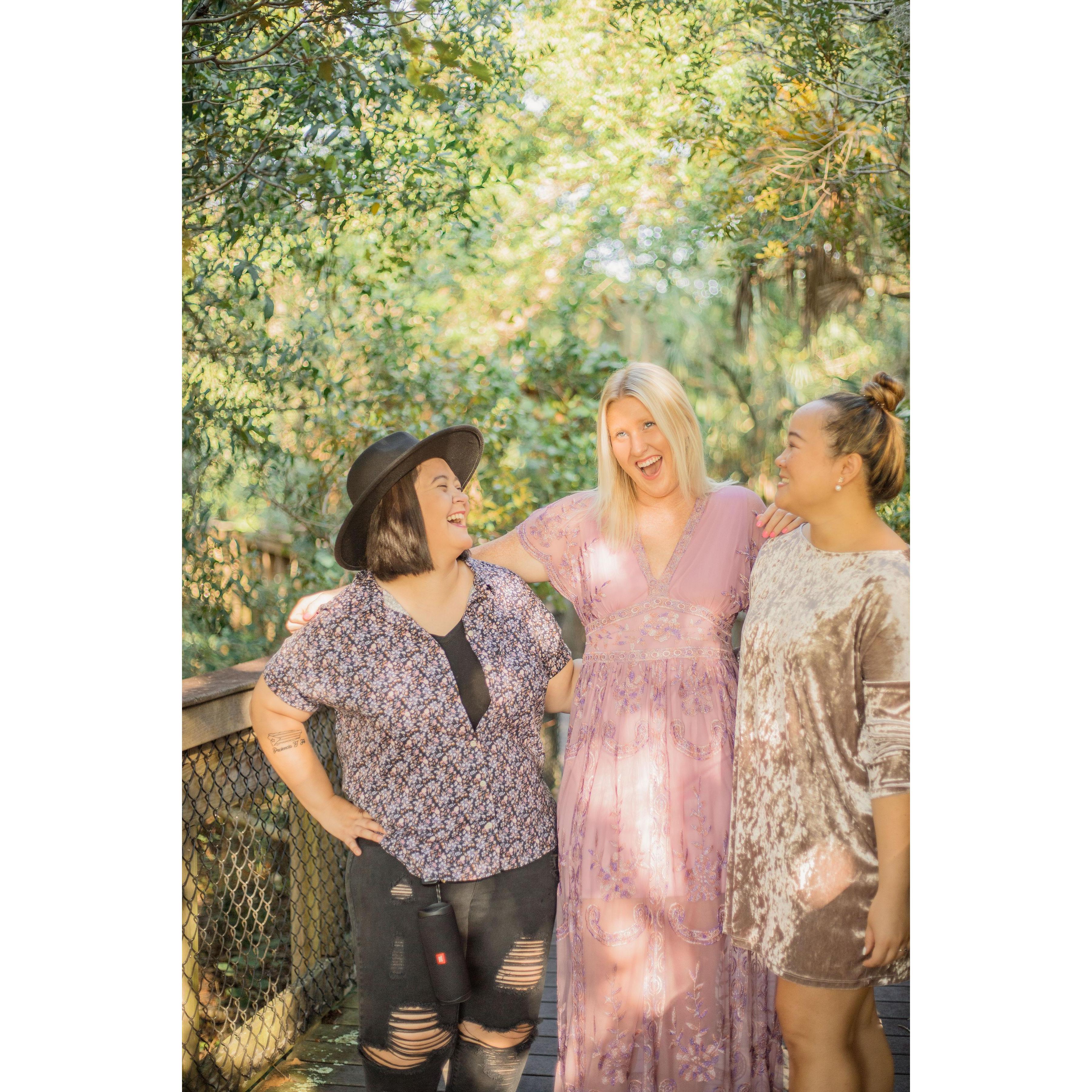 Justine's friends invited her to a "girls photoshoot" at a local park in Sarasota Florida! They spent some time taking photos on a beautiful pier surrounded by gorgeous trees and peaceful water!